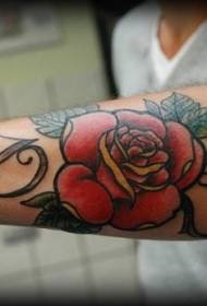 litery ramienia z wzorem tatuażu czerwonej róży