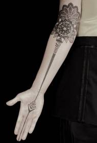 Βραχίονα μαύρο και άσπρο λουλούδι βανίλιας με μυστήριο διακοσμητικό μοτίβο τατουάζ