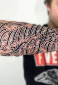 disseny increïble del braç) Patró de tatuatge negre de lletres