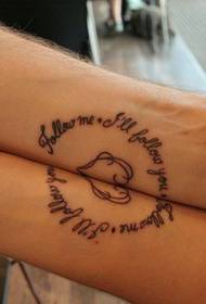 çift kol kalp şekli ve İngilizce mektup kombinasyonu dövme deseni