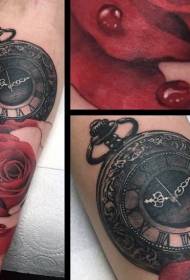 linda rosa vermelha com padrão de tatuagem de braço de relógio de bolso