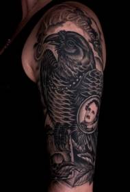 cool på arm Svart kråka och manlig porträtt tatueringsmönster