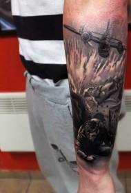 Braccio bellissimo modello di tatuaggio a tema militare della seconda guerra mondiale di colore