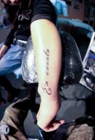 Modello di tatuaggio bellissimo braccio lettera riccia nera