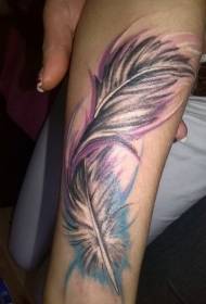modello di tatuaggio di piume colorate ricci sul braccio
