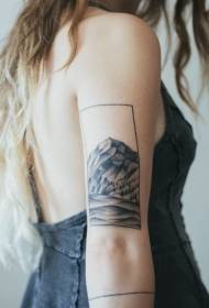 Dziewczęce ramię prosty wzór tatuażu na czarnym wzgórzu