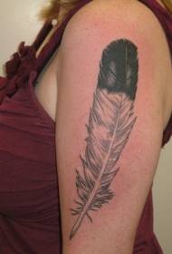 手臂美麗的黑色和白色羽毛紋身圖案