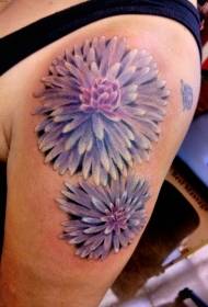 Fantastico tatuaggio colorato viola con braccio floreale