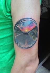 Rameno barva silnice se vzorem tetování při západu slunce
