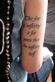 tatuagem de letra preta no braço direito da garota