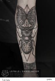 braccio incredibile scarabeo grigio nero con motivo tatuaggio farfalla