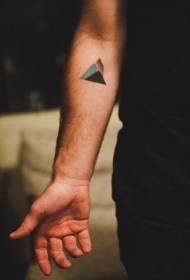 klein gekleurd geometrisch tattoo-patroon op de arm