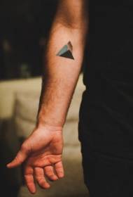 minuscolo motivo geometrico colorato sul braccio