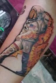 lengan luar biasa dicat pola tato astronot berjalan