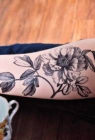 rameno čierne realistické kvetinové tetovanie vzor