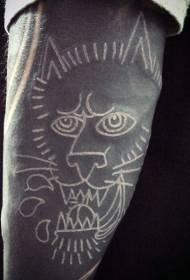brazo asustado patrón de tatuaxe de león enojado en branco e negro