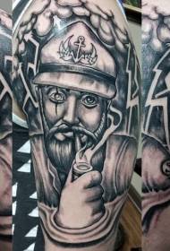 zabawny czarno-biały stary żeglarz palenie tatuaż wzór ramienia