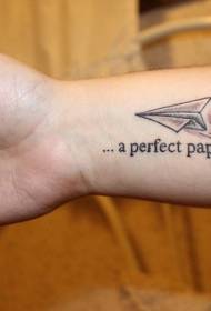 arm papier vliegtuig en Engelse alfabet tattoo patroon