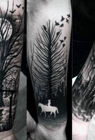 braç a cavall en blanc i negre amb patró de tatuatge de lluna del bosc