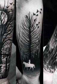 braccio bianco e nero a cavallo con motivo a tatuaggio luna di foresta