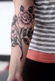 wzór tatuażu ramię czarna róża gałąź