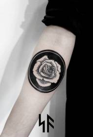 yksinkertainen pieni ruusu ja musta ympyrä käsivarren tatuointikuvio
