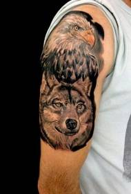 lengan melukis helang tampan dan corak tatu kepala serigala