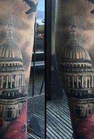 ruku realistične crno-bijele drevne arhitekture i cvjetni uzorak tetovaža