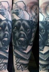 سگ سیاه بسیار چشمگیر با الگوی خال کوبی بازو
