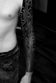 Padrão de tatuagem de rota eletrônica mecânica de braço preto