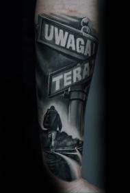 braccio colorato uomo indietro con motivo a tatuaggio cartello stradale