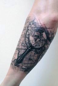 braccio realistico mappa del mondo in bianco e nero con modello di tatuaggio lente di ingrandimento
