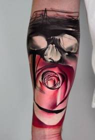 arm mystisk design av färgade rosor med maskerade mäns tatueringsmönster
