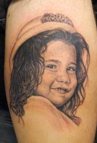 roztomilé realistické černé a bílé holčičky portrét paže tetování vzor