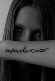 Ingalo elula infinity isimboli kunye nesiNgesi i-alfabhethi emnyama ye tattoo