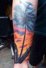 Ilus värviline palmipuu surfilaua käe tätoveeringumustriga