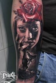 Ritratto di bracciu creepy di donna reale cù mudellu di tatuaggi fiurali rossi