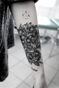 ramię czarna linia kwiatów i wzór tatuażu litery