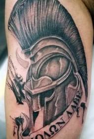 Casco de guerrero espartano negro con patrón de tatuaje de letras