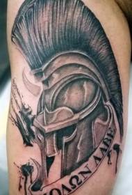 mkono mweusi kofia ya shujaa wa Spartan na muundo wa tattoo ya barua