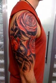 Modello realistico del tatuaggio della rosa rossa del grande braccio maschio