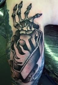 caixão de espinho de ponto preto de braço de velha escola com padrão de tatuagem de mão de caveira