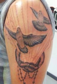 Patrón de tatuaje de paloma grande y blanco con cuentas y mano