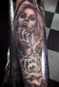 braccio cool donna sexy vampire con mudellu di tatuaggi di rosa ochju