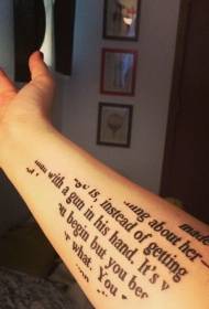 braccio insolite lettere inglesi combinate in un modello di tatuaggio a forma di uccello