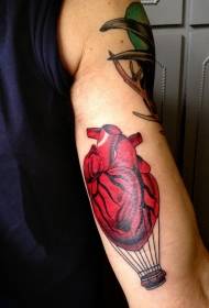 팔 놀라운 붉은 심장 풍선 문신 패턴