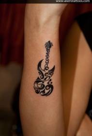 рака симпатична племенски стил црно-бела форма на гитара форма тетоважа