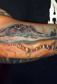 ramię bardzo realistyczny wzór tatuażu z dużą głową krokodyla