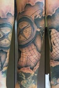 rankos žievės juodas jūrinis žemėlapis su kompaso tatuiruotės modeliu