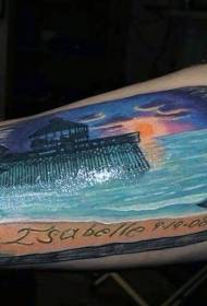 brazo color hermoso océano puesta de sol y carta patrón de tatuaje